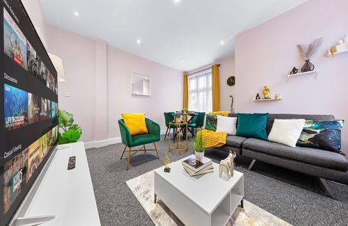 High Barnet Apartment | 2-bedroom flat with a king-size bed in London, UK.