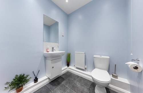 High Barnet Apartment | 2-bedroom flat with a king-size bed in London, UK.