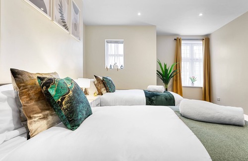 High Barnet Apartment | 2-bedroom flat with a king-size bed in London, UK.
