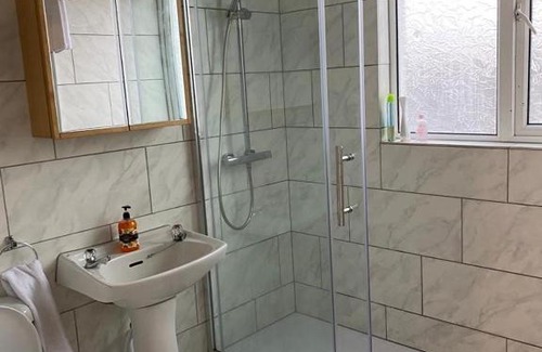 Chorlton-on-Medlock Apartment | 2 Bedroom Flat with free parking in Manchester