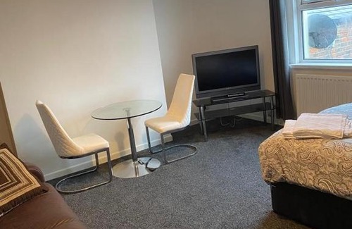 Chorlton-on-Medlock Apartment | 2 Bedroom Flat with free parking in Manchester