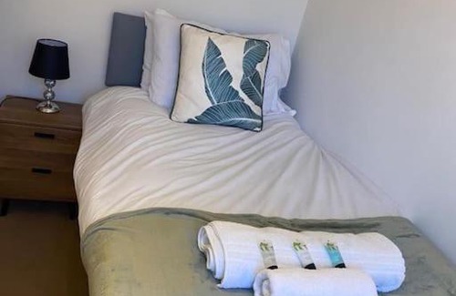 Swindon Apartment | 2 Bedroom Flat with WiFi Netflix