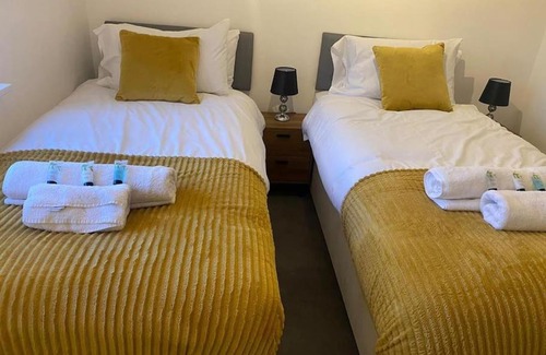Swindon Apartment | 2 Bedroom Flat with WiFi Netflix