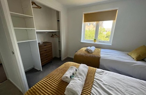 Swindon Apartment | 2 Bedroom Flat with WiFi Netflix