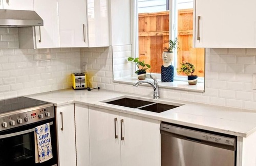 Grandview-Woodland Apartment | 2 Bedroom Garden Apt. Free Parking. Quiet Family Area. 10 Minutes to Downtown