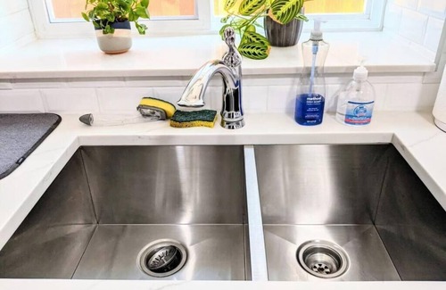 Grandview-Woodland Apartment | 2 Bedroom Garden Apt. Free Parking. Quiet Family Area. 10 Minutes to Downtown