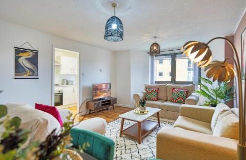 Glasgow Apartment | 2 Bedroom Gardens Retreat with Free Parking