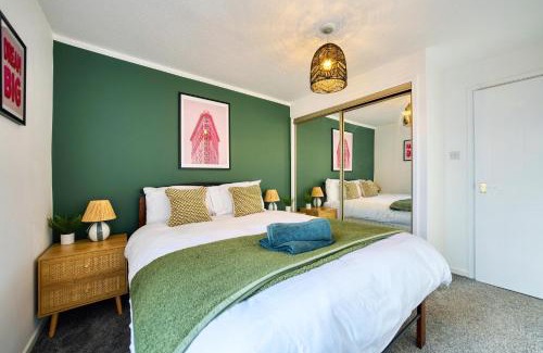 Glasgow Apartment | 2 Bedroom Gardens Retreat with Free Parking