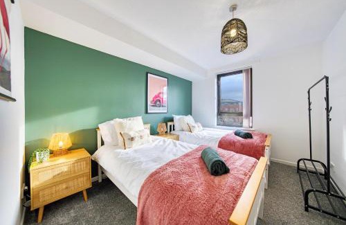 Glasgow Apartment | 2 Bedroom Gardens Retreat with Free Parking