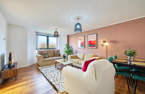 Glasgow Apartment | 2 Bedroom Gardens Retreat with Free Parking