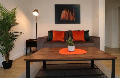 Lancaster Apartment | 2 Bedroom GF Home - Private Parking and Garden