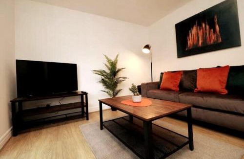 Lancaster Apartment | 2 Bedroom GF Home - Private Parking and Garden