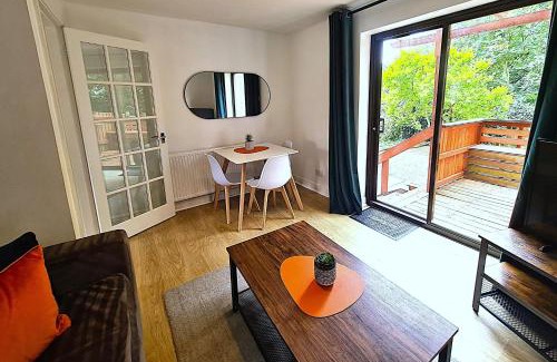 Lancaster Apartment | 2 Bedroom GF Home - Private Parking and Garden