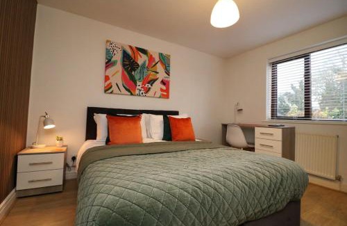 Lancaster Apartment | 2 Bedroom GF Home - Private Parking and Garden