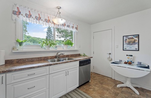 Port Carling House | 2-Bedroom Home Port Carling, Muskoka – Great for Work or Extra Cottage Guests!
