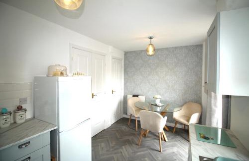Ashington House | 2 Bedroom House - Beautifully Decorated & Furnished - Parking - Large Garden