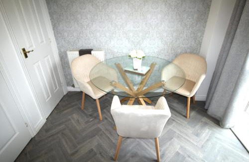 Ashington House | 2 Bedroom House - Beautifully Decorated & Furnished - Parking - Large Garden