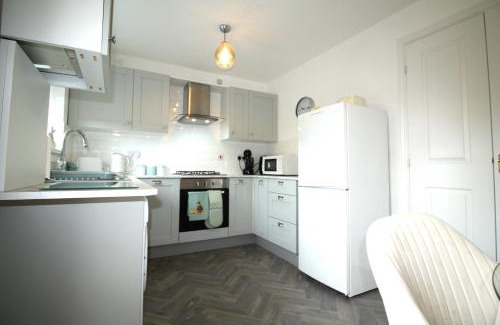 Ashington House | 2 Bedroom House - Beautifully Decorated & Furnished - Parking - Large Garden