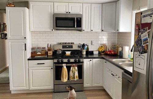 Howard House | 2-bedroom house in charming Green Bay with WiFi, AC