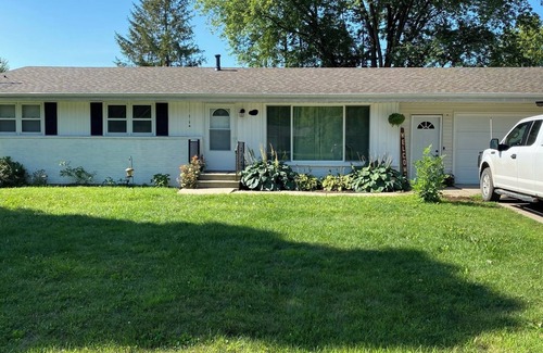 Howard House | 2-bedroom house in charming Green Bay with WiFi, AC