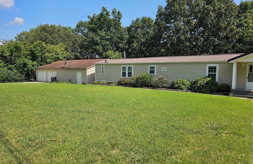 Grand Rivers House | 2-bedroom house in Grand Rivers with 2 Boat Ramps and Patti's Nearby - KY Lake