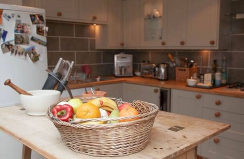 Deal House | 2 Bedroom House Next to the Sea, Lots of Fun!