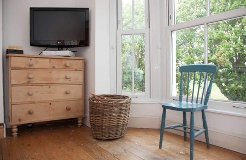 Deal House | 2 Bedroom House Next to the Sea, Lots of Fun!