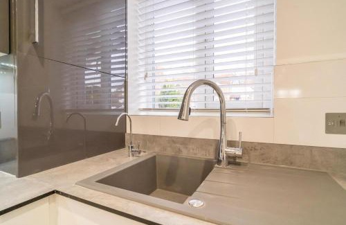 Borehamwood House | 2 bedroom house with parking in Borehamwood