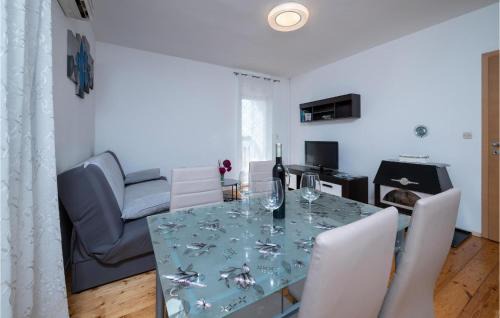Skatari Apartment | 2 Bedroom Lovely Apartment In Pula