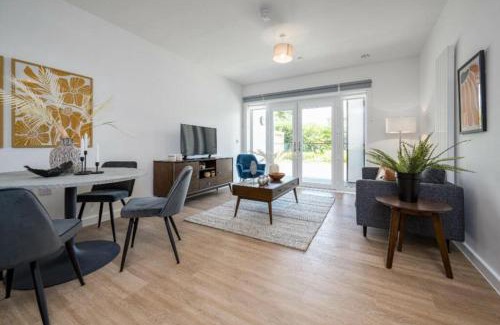 Walton-on-Thames Apartment | 2-Bedroom Luxury apt with Gym, roof terrace, Free Parking and 3 min walk to train st
