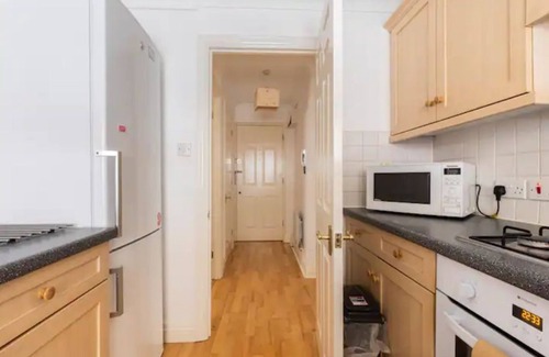 East Putney Apartment | 2 Bedroom Modern Flat with close to Public Transport and free off-street parking