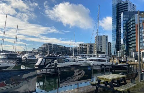 Southampton City Centre Apartment | 2 bedroom near ocean village Marina port apartment