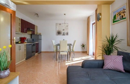 Rebici House | 2 bedroom nice home in Dobrani