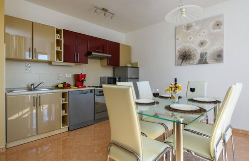 Rebici House | 2 bedroom nice home in Dobrani