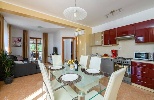 Rebici House | 2 bedroom nice home in Dobrani