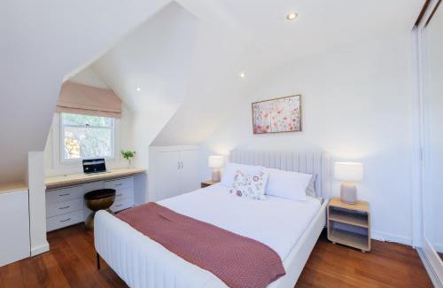 Alexandria Apartment | 2 Bedroom Renovated Cottage - 1 Stop to Central