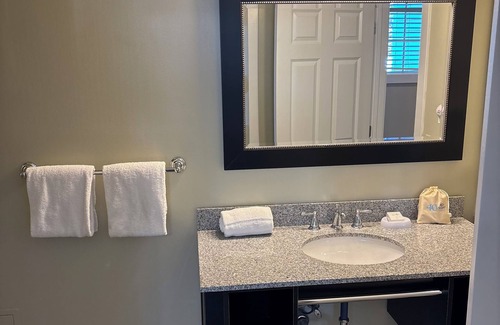 Lackey Resort | 2-bedroom resort in amazing Williamsburg with fitness room, WiFi, AC, outlets