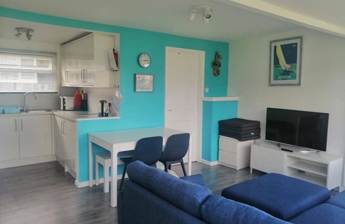 Westleigh Ski Chalet | 2-bedroom sea view property 1 min from the sea & SW Coast Path