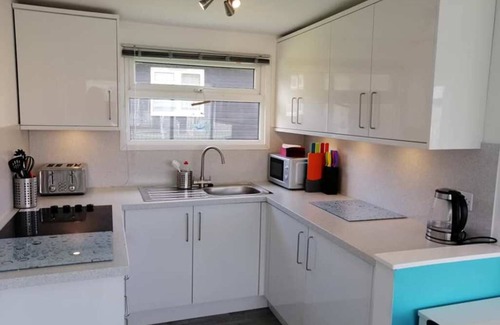 Westleigh Ski Chalet | 2-bedroom sea view property 1 min from the sea & SW Coast Path