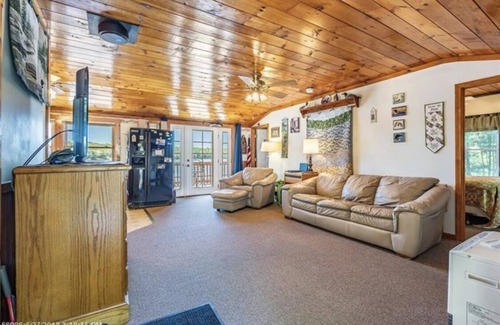 Lyman Cottage | 2 Bedroom Seasonal Lakefront Cottage