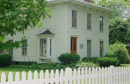 Fair Haven Apartment | 2-bedroom sleeps 6 apartment in Fair Haven AC Screen Porch - Food, Music, Beach