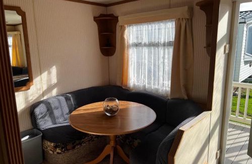 Hunstanton Ski Chalet | 2 Bedroom sleeps 6 caravan Manor Park Hunstanton