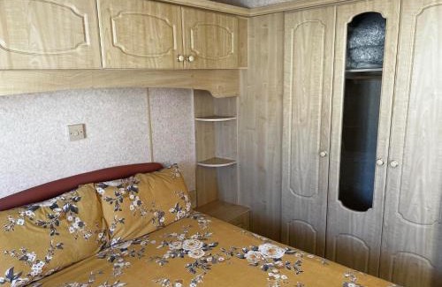 Hunstanton Ski Chalet | 2 Bedroom sleeps 6 caravan Manor Park Hunstanton
