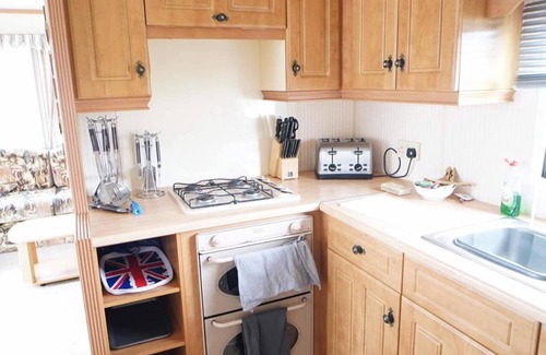 Hunstanton Ski Chalet | 2 Bedroom sleeps 6 caravan Manor Park Hunstanton