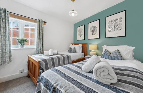Winchester House | 2-Bedroom Stylish & Gorgeous, Cosy Westgate Cottage Retreat, Central Winchester, Free On-Street Parking Permit, with Garden, Close to Cathedral - Sleeps 6, Pets are Welcome - by Blue Puffin Stays