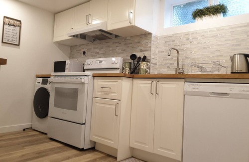 Hollyburn House | 2-Bedroom Suite with full kitchen - 3 min drive to seawall