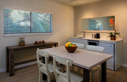 Islamorada Resort | 2 Bedroom Suite in Islamorada! Swimming Pool, Kitchenette, Pets Allowed!