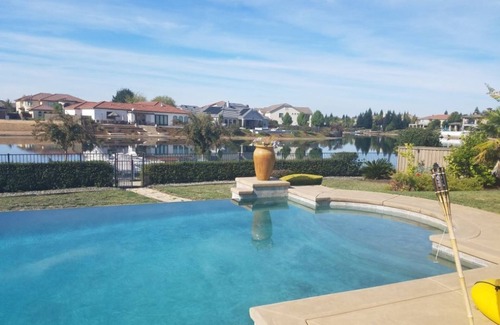 Roseville Apartment | 2 Bedroom Suite on Lake with Boat and Golf Course. Has separate Entry access