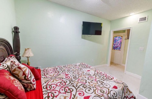 Golden Glades Apartment | 2 Bedroom Suite in North Miami