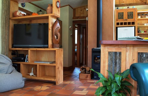 Leamington House | 2 bedroom sunlit house, minimum of 3 months.